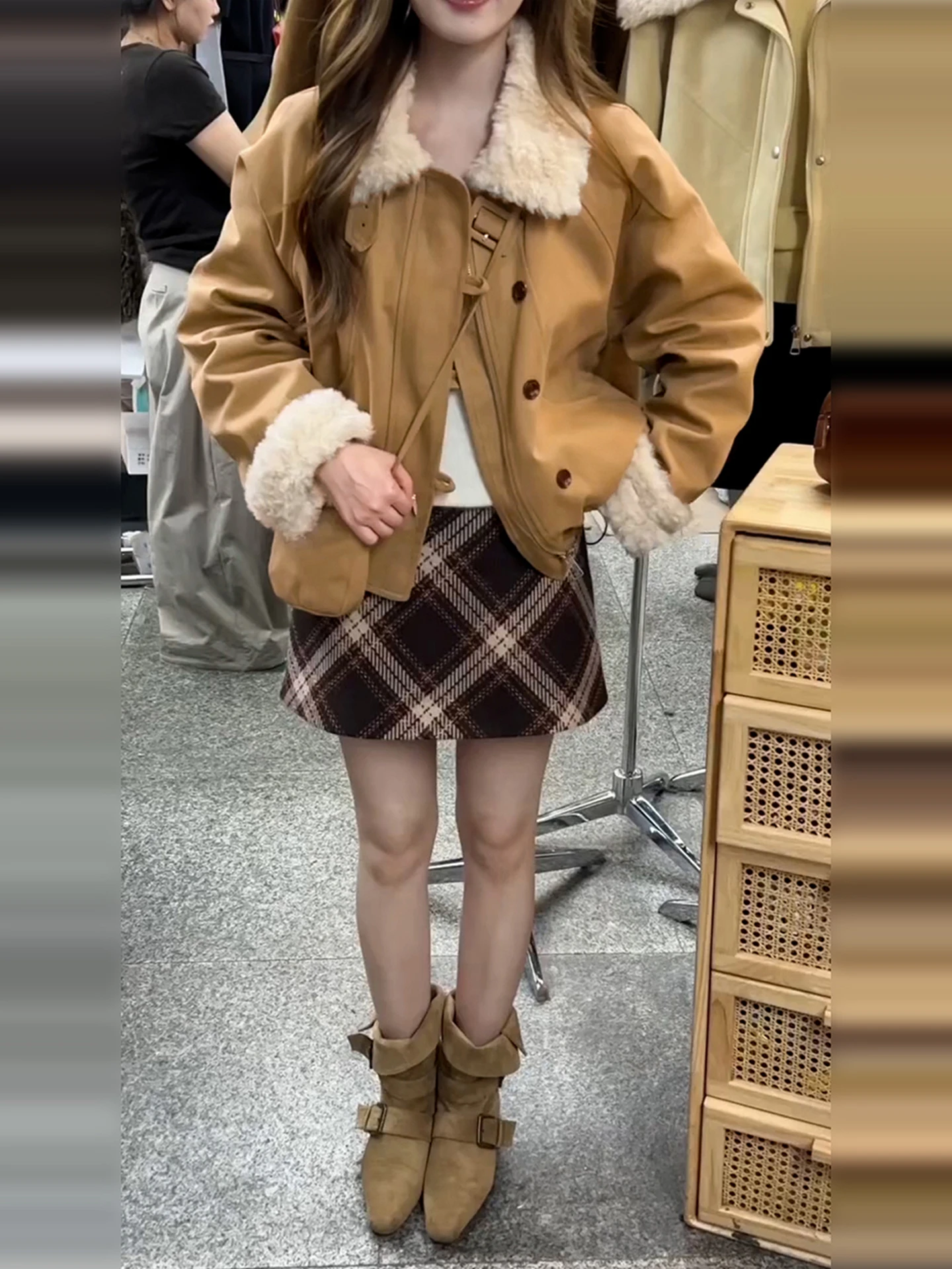 

Корейская утепленная куртка из овечьей шерсти с воротником-стойкой, комбинированная из кожи и меха, женская, новая модная теплая верхняя одежда для ранней весны