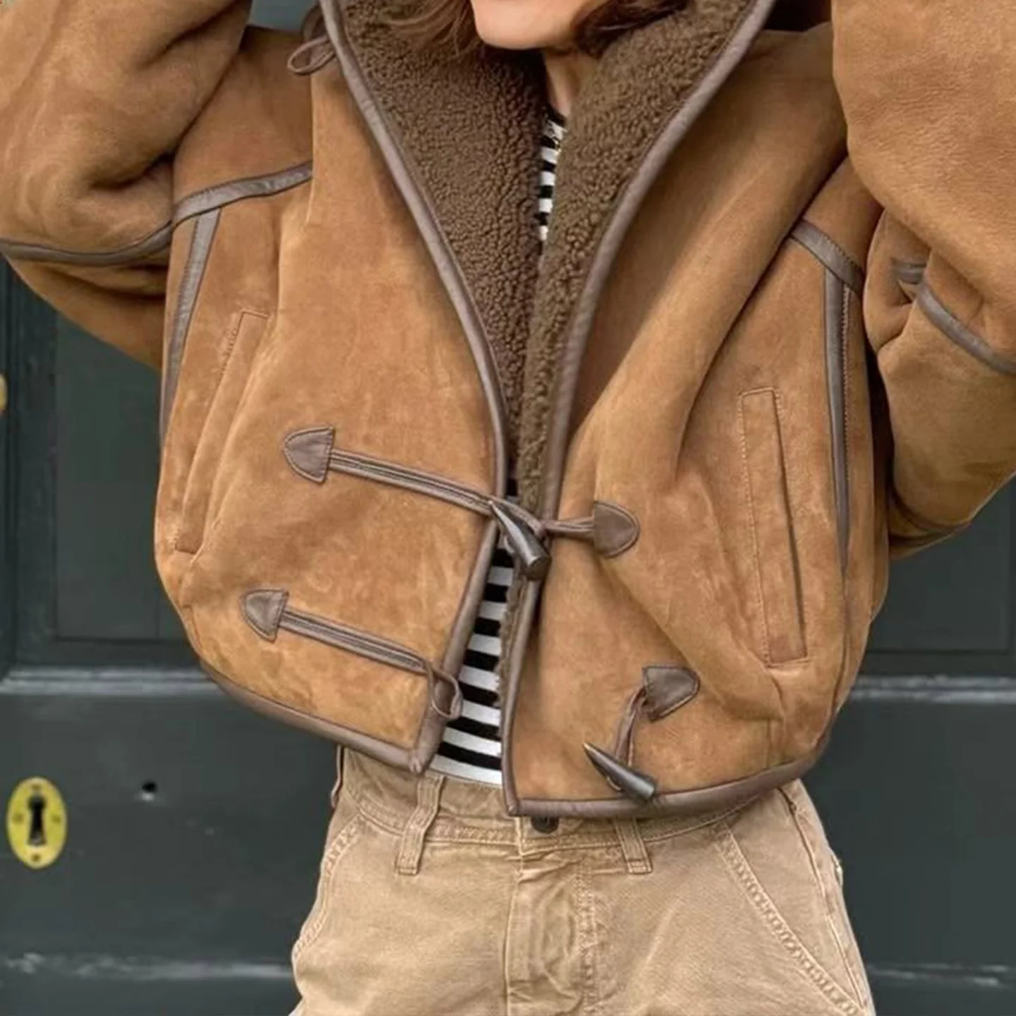 Faionable Women's Leather And Fur Coat with Hood And Horn Buttons Autumn New Arrival Stand Fit Long Sve European Sle