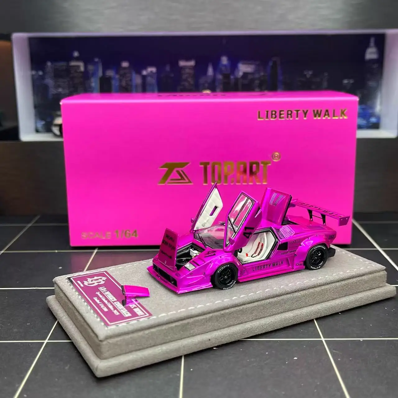 

Готовые акции TOPART 1:64 LBWK Countach Flash Pink White 41 # Литая под давлением коллекция подарочных масштабных моделей автомобиля