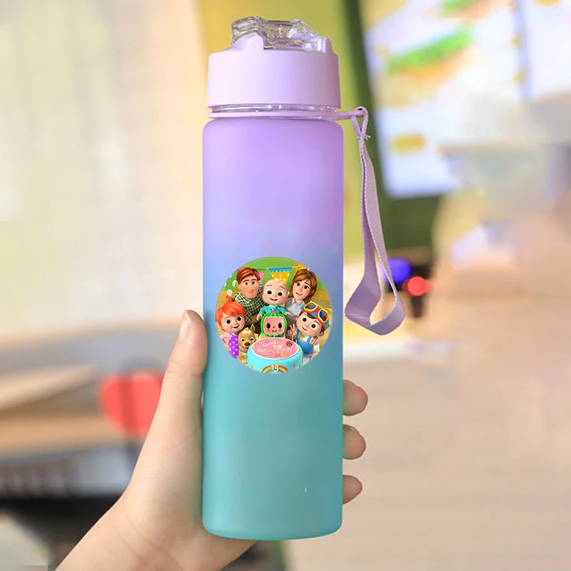 750 مللي Cocomelons بنات بنين زجاجات مياه خارجية كارتون أنيمي المحمولة شرب القش أكواب مياه الرياضة مكتب زجاجة هدية عيد الميلاد