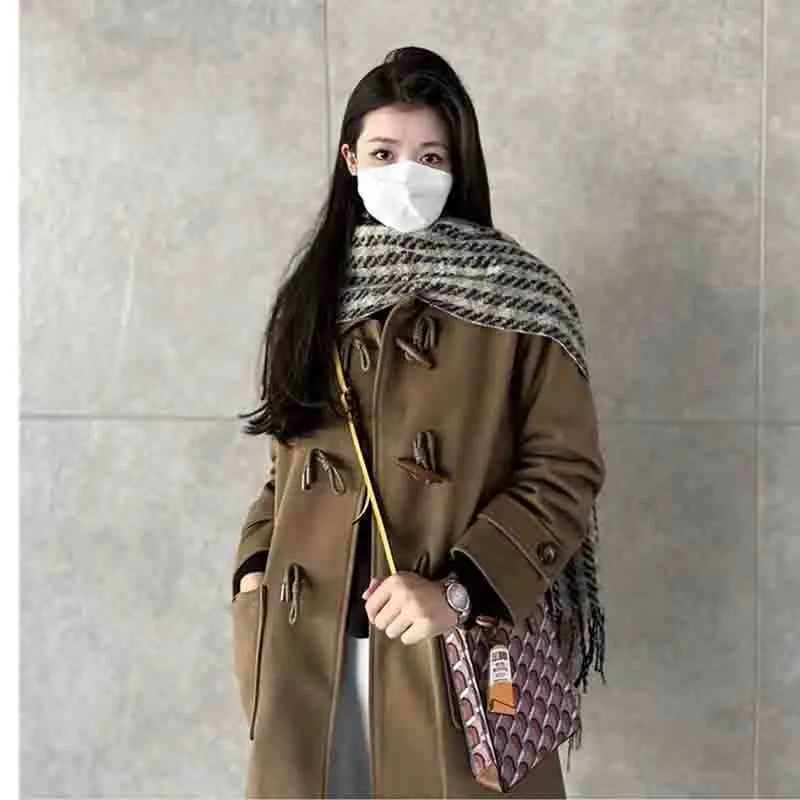 

Autumn Winter 2023 New Ladies Korean Version Simple Commuting Joker College Buckle High-End Long Short Woolen Solid Color Coat