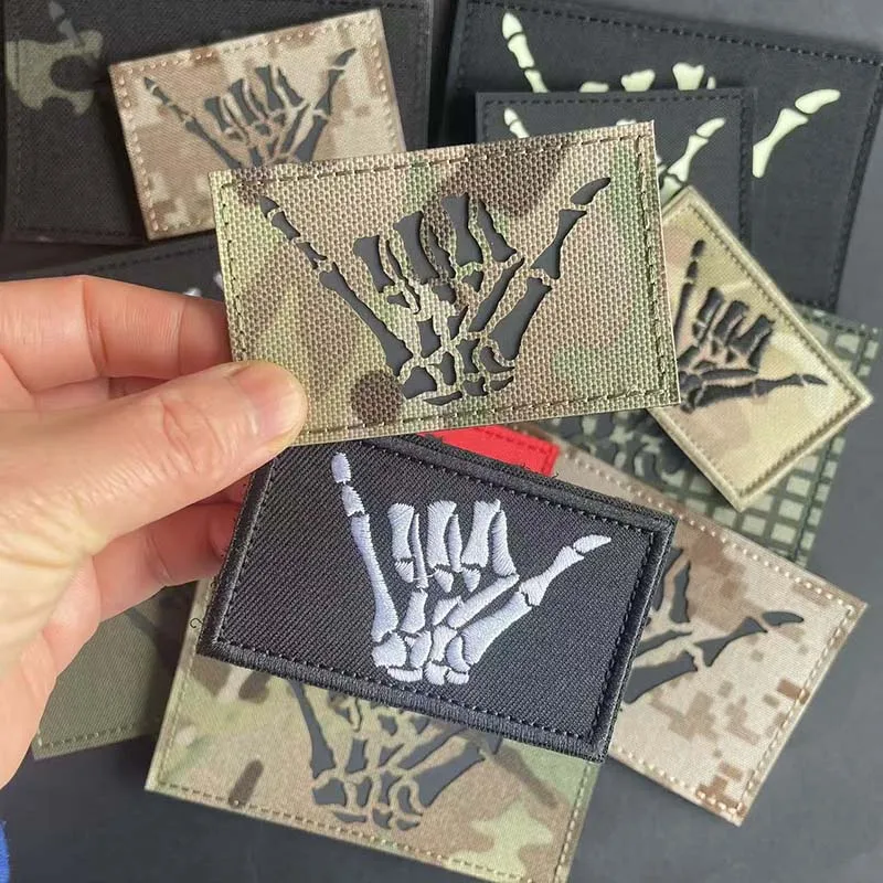 Totenkopf-Skelett-Hand-Finger Taktische Applikation, Outdoor-Abzeichen IR Infrarot-Reflektierende Patches mit Klettverschluss für Rucksack, Weste – Detail 4