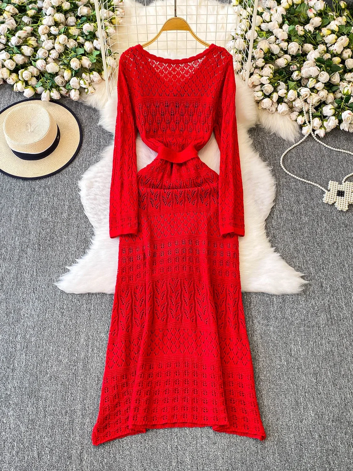 Czerwony, leniwy, ażurowy, dzianinowy top z dekoltem w serek, damski, jesienno-zimowy, elegancki, długi, z frędzlami, bielizna, ramiączka.