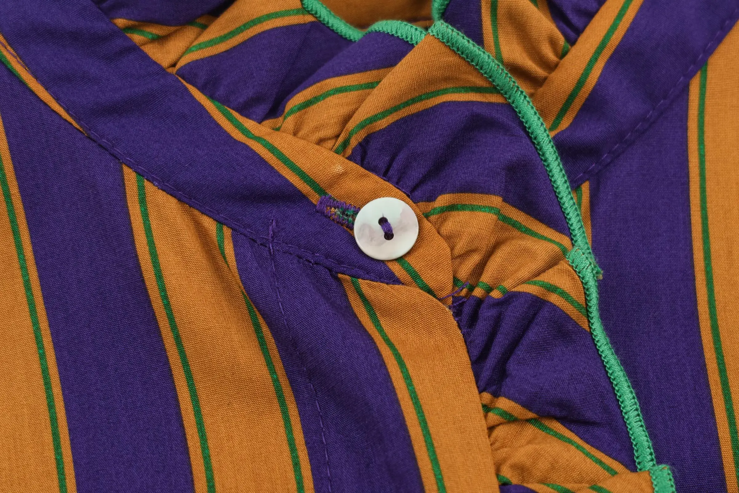 BSAY 2026 Herbst Damen Elegantes Büro-Streifenhemd mit Stehkragen, Rüschenbesatz, Langen Ärmeln, Lockerer Passform, Knopfleiste Vorne, Pendler-Bluse – Detail 5