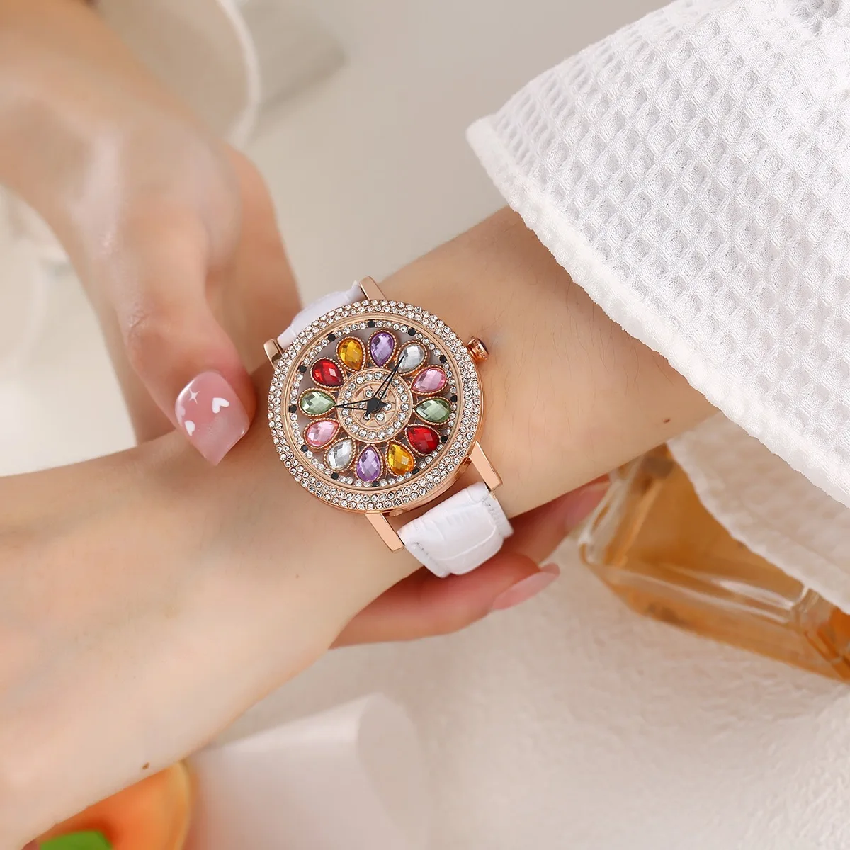 

Винтажные вращающиеся кварцевые кожаные женские часы, роскошные красочные сверкающие стразы, женские часы, подарок, креативные наручные часы