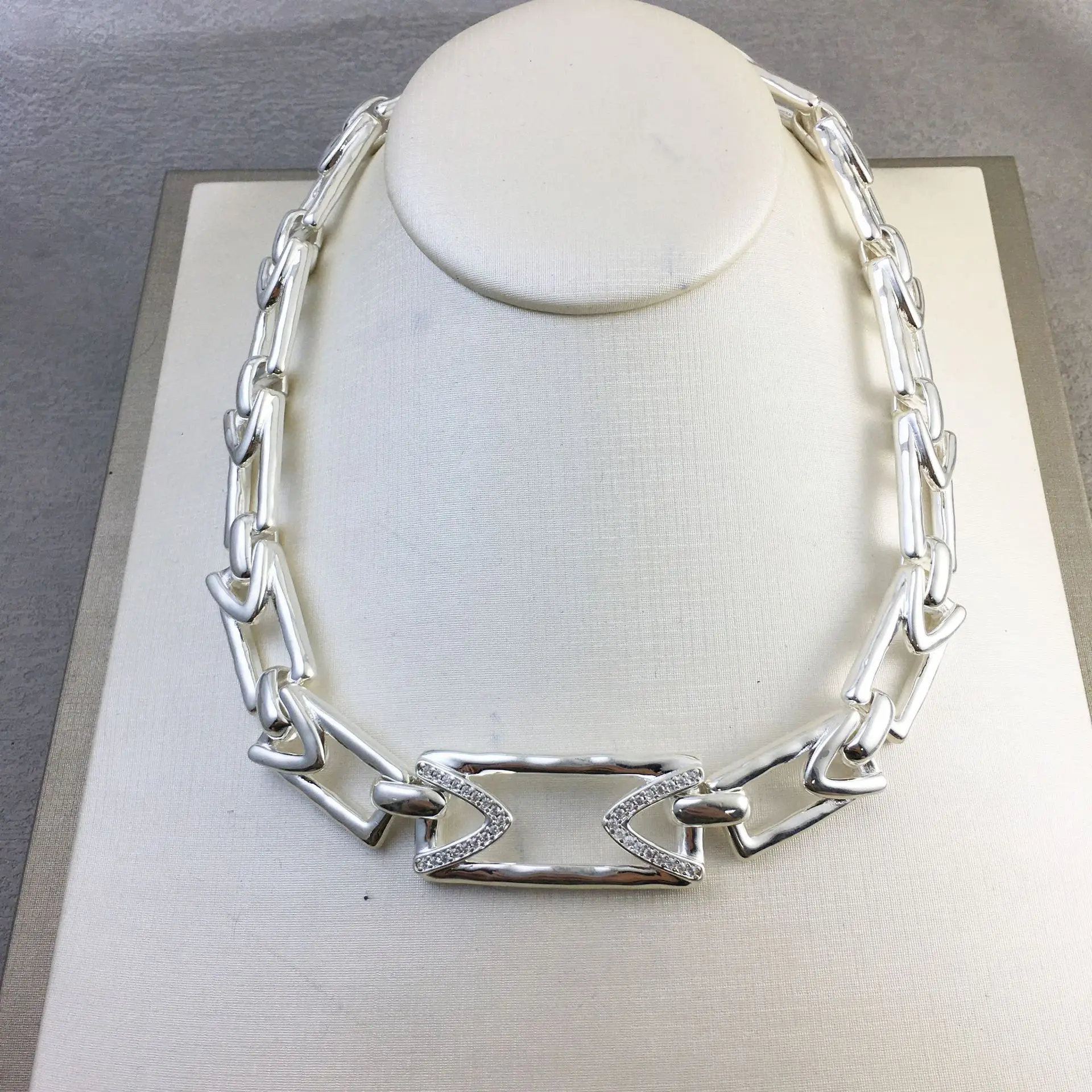 

Нишевый дизайн 2025 года, легкая роскошь, высококачественное, персонализированное и универсальное, толстое ожерелье-цепочка с геометрической стрелкой и бриллиантами.