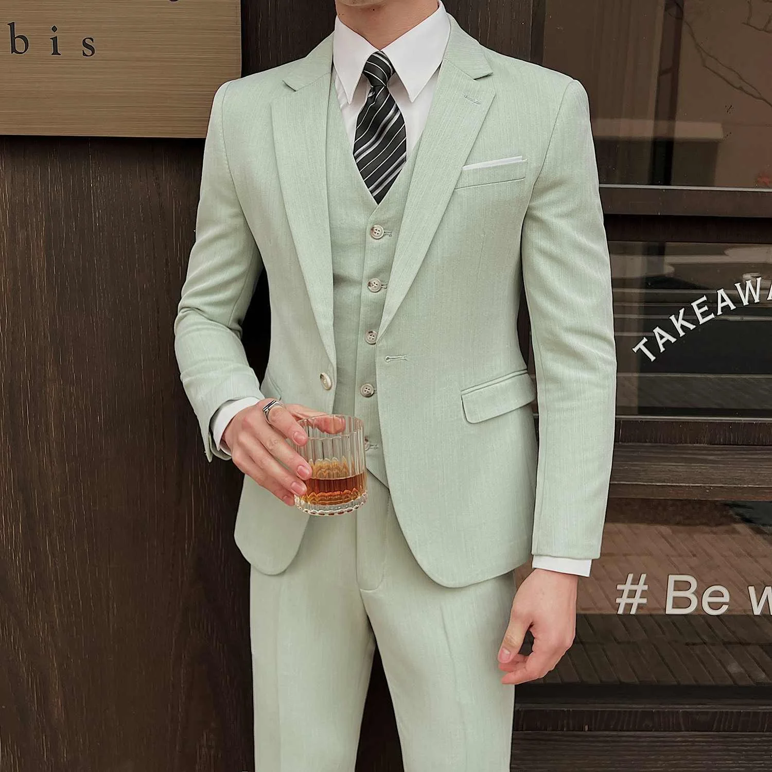 66 Milk green suit uomo primavera ed estate sottile 2024 stile britannico slim drappo bel vestito da uomo