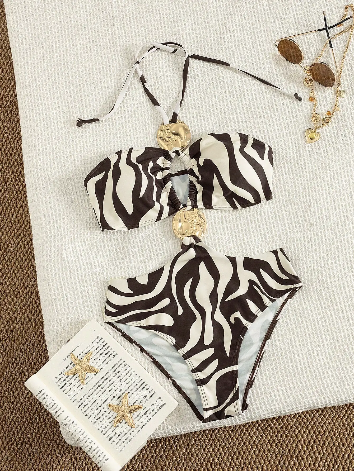 

Купальник-бикини с зебровым принтом и металлическими подвесками, пляжная одежда