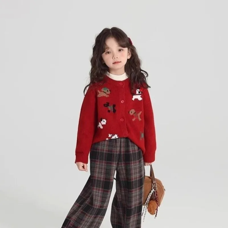 

Утолщенный вязаный кардиган для девочек, свитер, новинка 2025 года, стильный красный осенне-зимний теплый наряд с мультяшными узорами, новогодний праздничный наряд