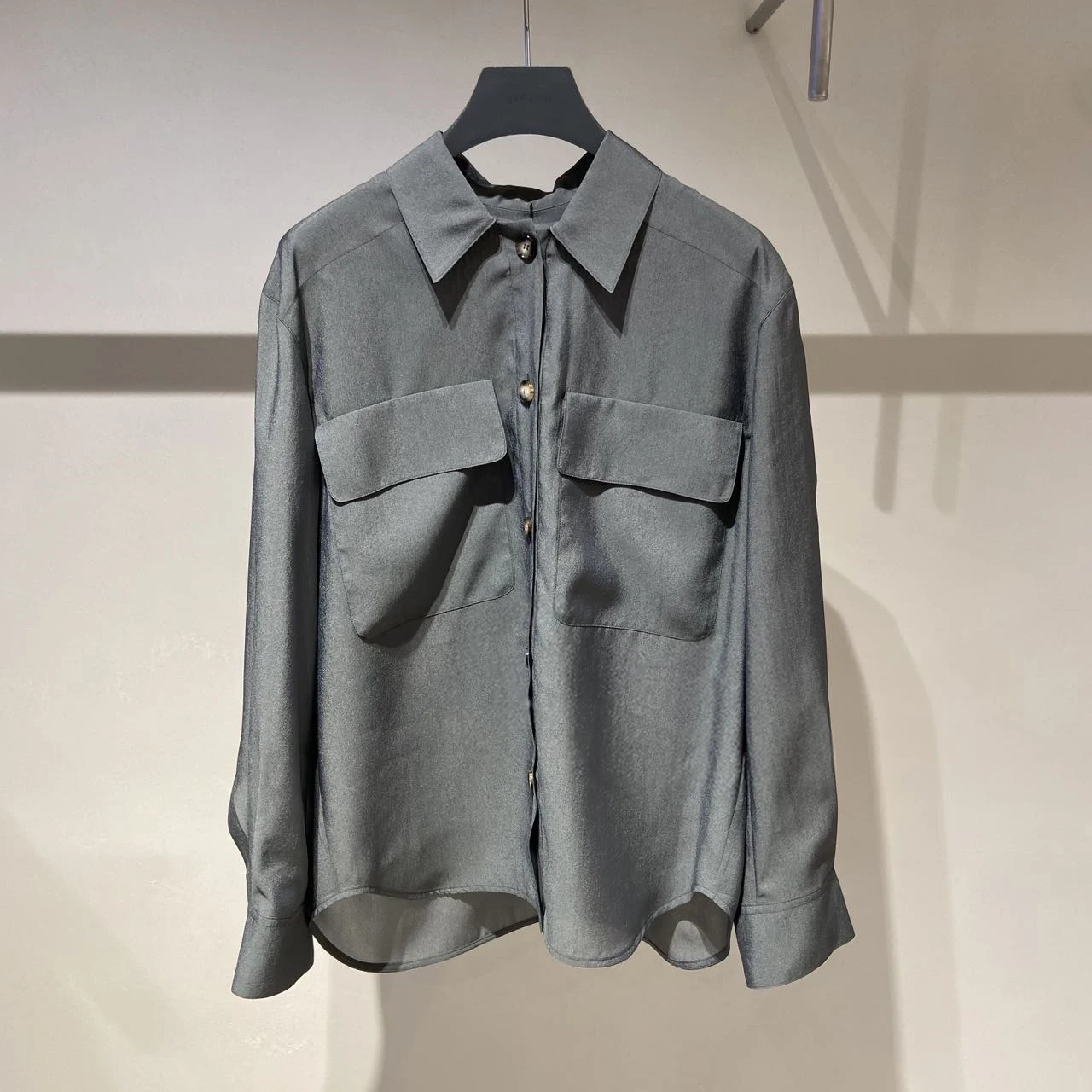 

Классическая повседневная рабочая одежда Sle Long Sve irt Pure Color Satin Double ket Design Korean Faion Women's Premium irt