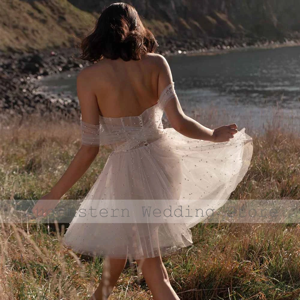 فساتين زفاف ساحرة للضيوف من التل على شكل حرف a فساتين حفلات الزفاف بيضاء مكشوفة الكتف مطوي لؤلؤ برباط فساتين زفاف #3