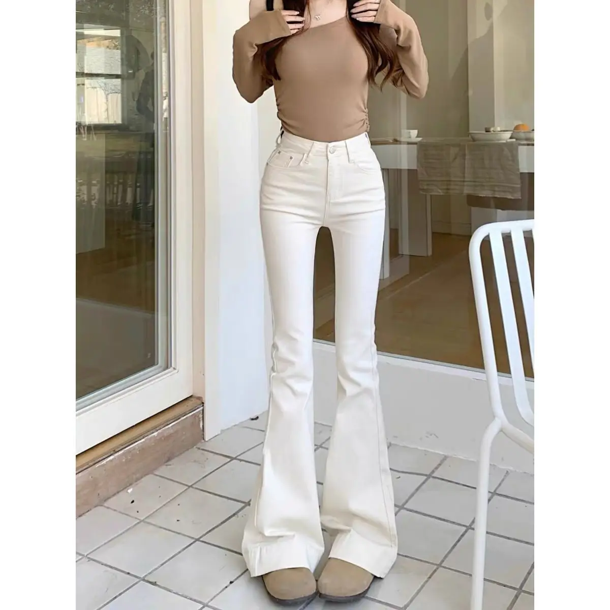 

Белые джинсы с высокой талией, зауженные, с легким расклешением, женские, на раннюю осень 2025, новинка, прямые брюки-клеш, джинсы с прямыми штанинами