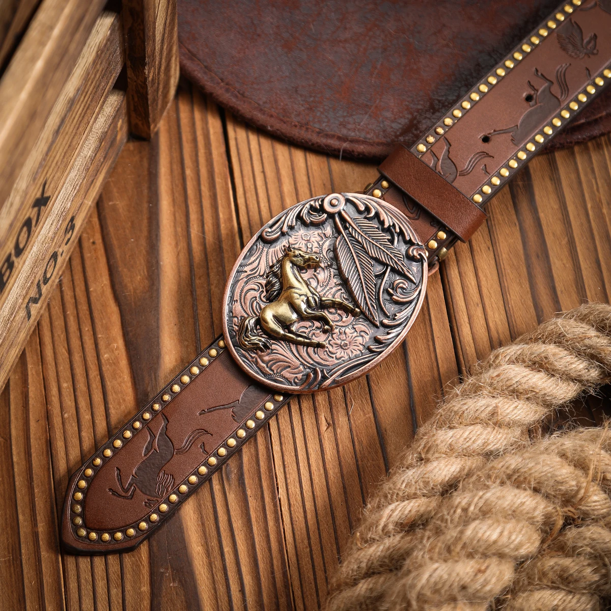 Ein Gürtel aus Kunstleder im westlichen Stil, sowohl für Männer als auch für Frauen, ein klassischer und lässiger Retro-Gürtel. – Detail 5