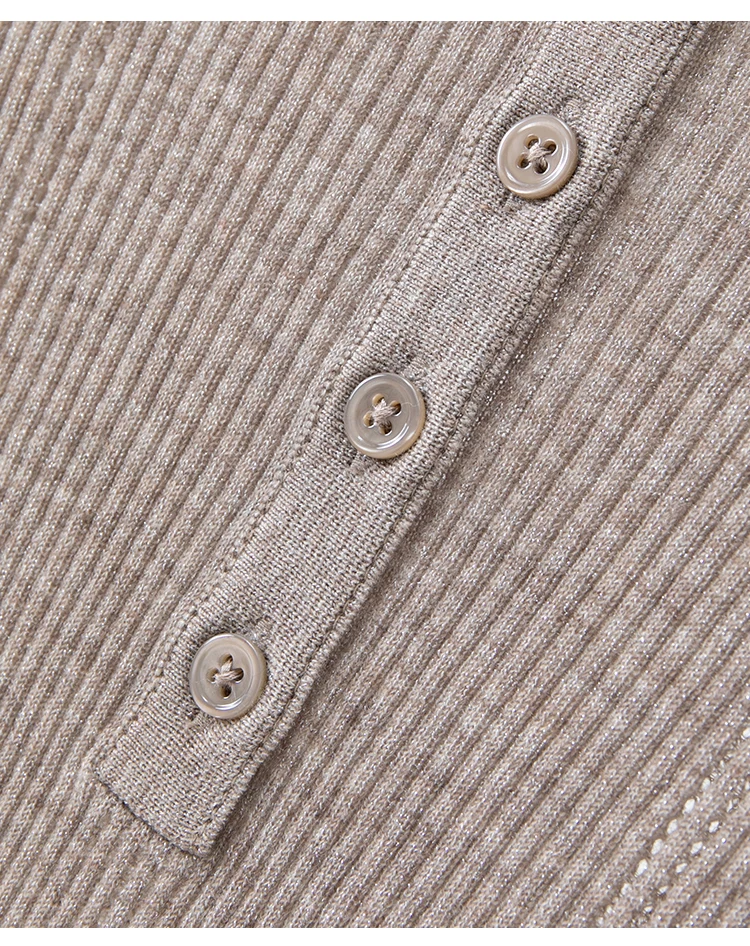 BY3621691 Damen-Polokragen-Pointelle-Strickjacke aus Wollmischung mit langen Ärmeln, halber Knopfleiste, Muschelknopfverschluss, Kette, dezenter Luxus für den Herbst – Detail 20