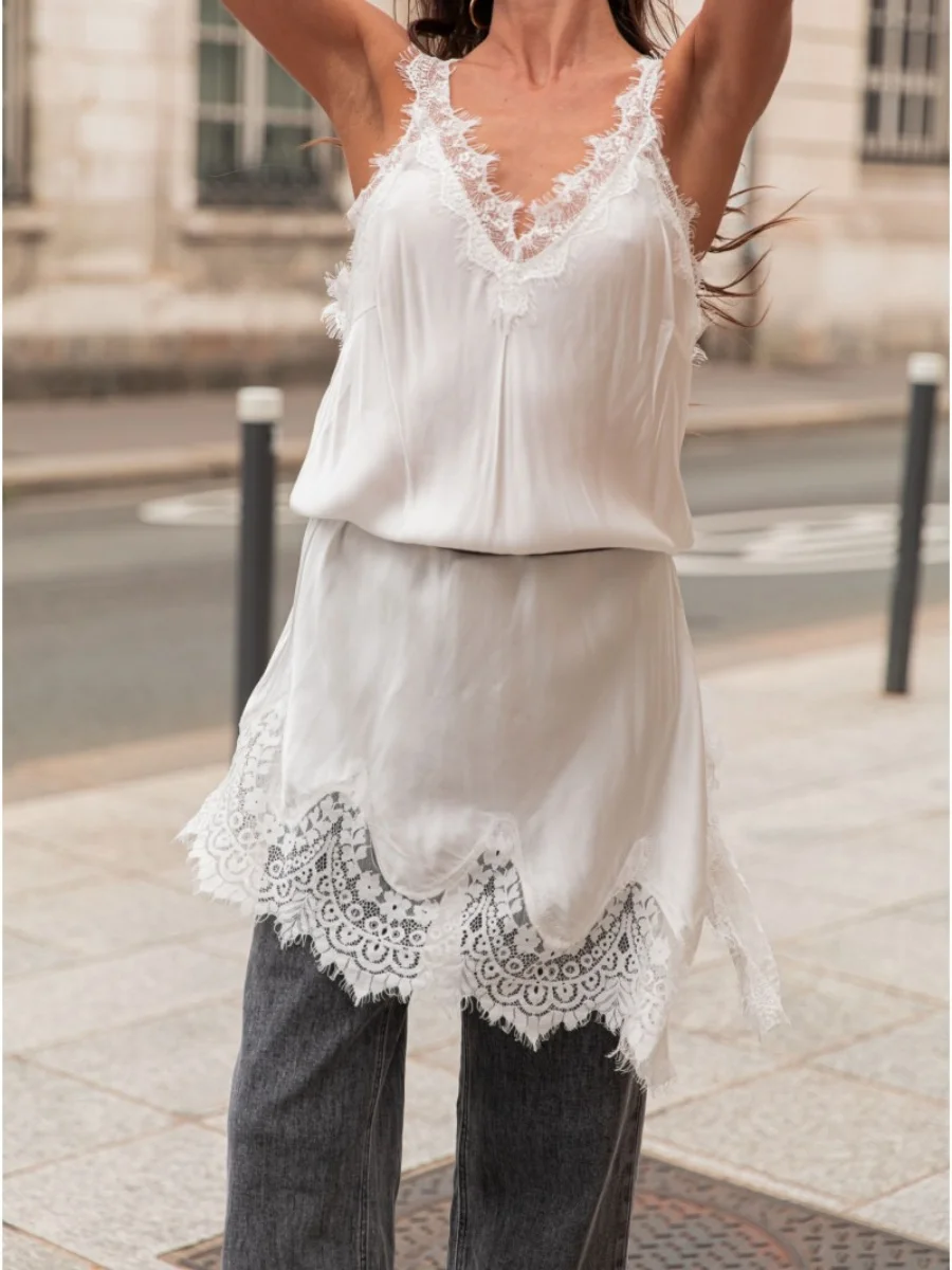 فستان كامي نسائي من الدانتيل الساتان Y2k فستان حريري مزين بالدانتيل وحزام سباغيتي ورقبة على شكل حرف V غير متماثل فستان قصير مثير سهل الارتداء