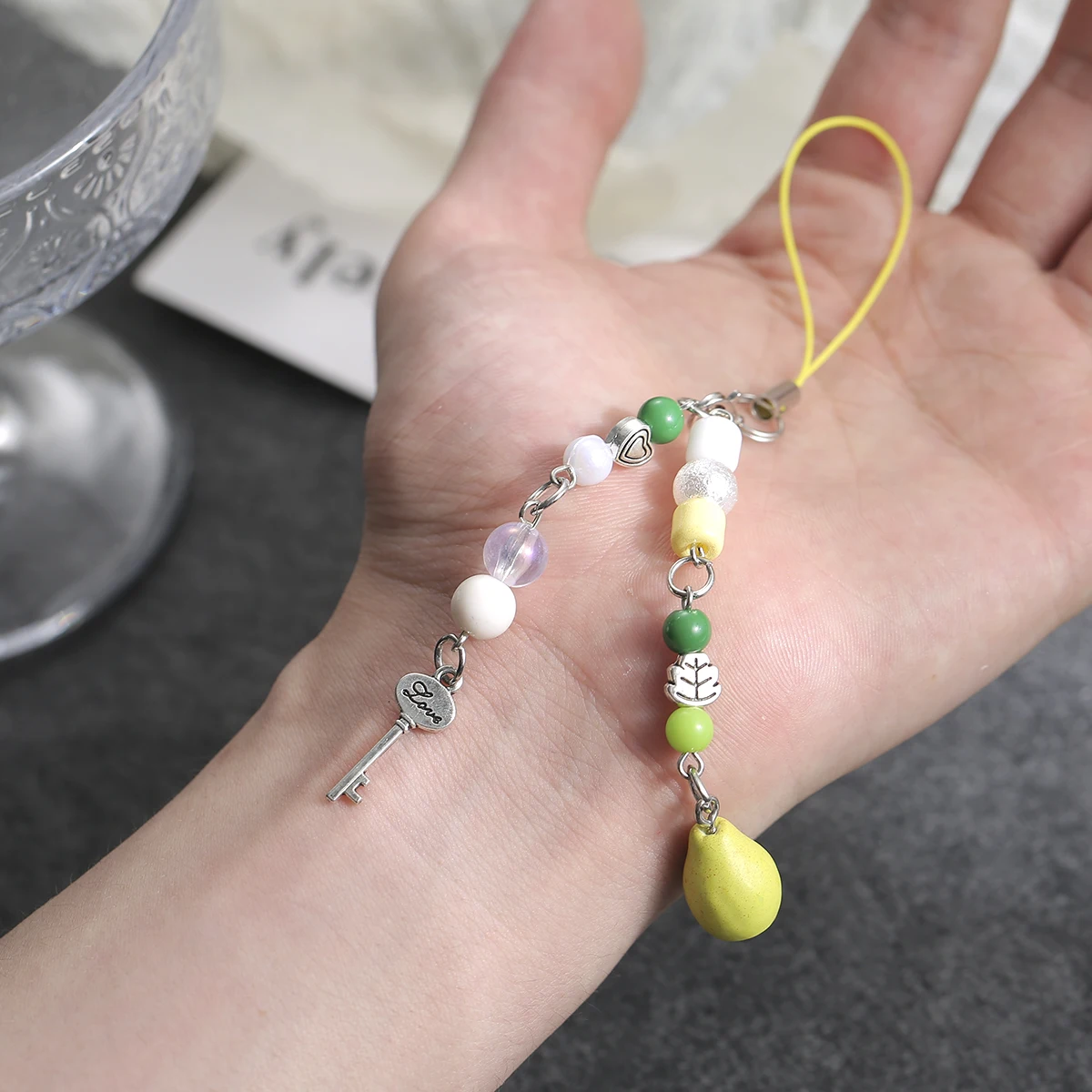 1 Uds. Lindo pez dorado estrella de mar mariposa cadena para teléfono dijes colgante de resina Mini fruta corazón Bowknot encanto cadena de cordón móvil