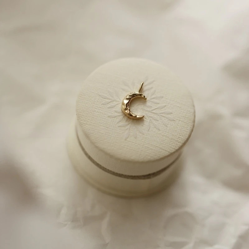 قلادة GOLDtutu Pure 10K Gold Moon Charm، تأثير تموج القمر الصغير، تصميم بسيط أنيق، خيار هدية عصري