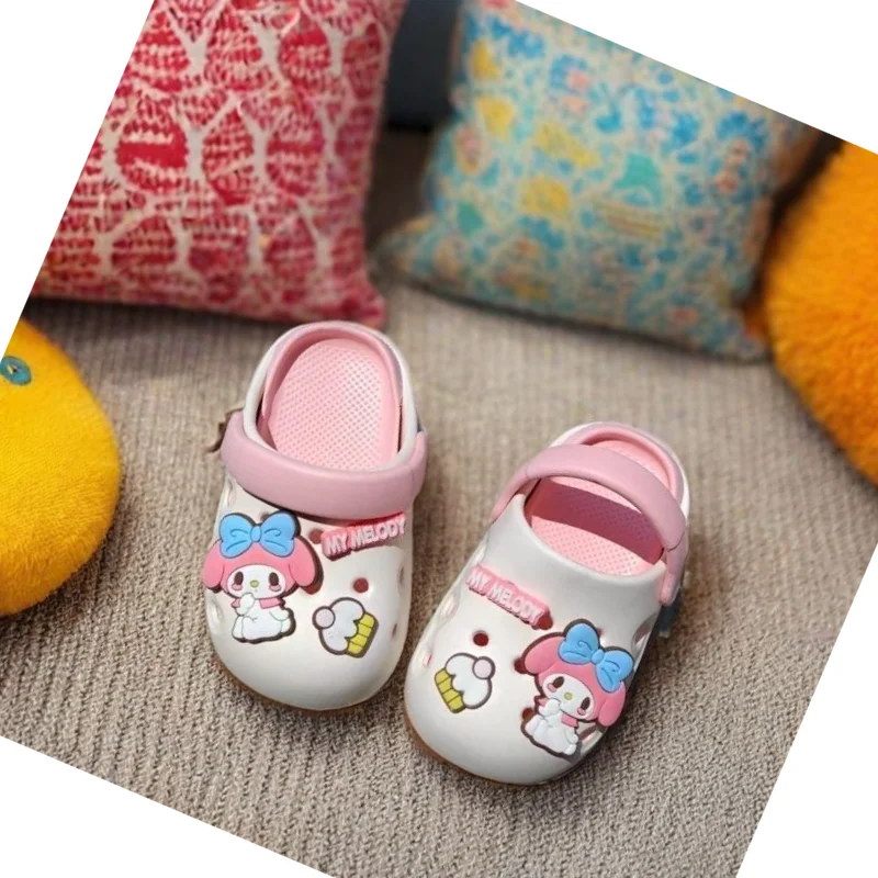 

Садовая обувь Sanrio Kuromi для девочек, детские сандалии Kawaii, домашняя обувь, пляжная обувь, тапочки с героями мультфильмов аниме, нескользящая подошва для родителей и детей