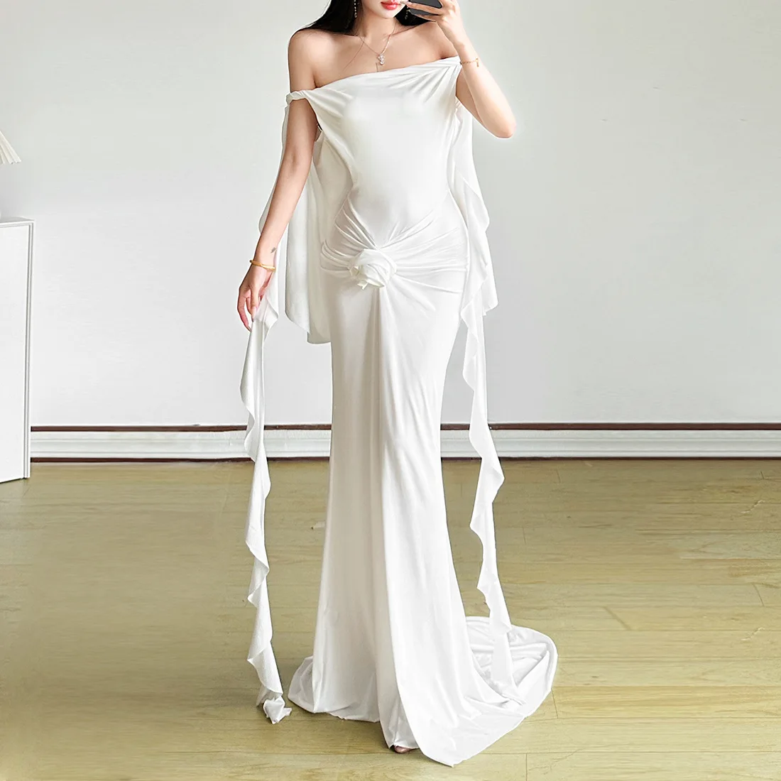 SylCue Eleganckie Długie Sukienki Damskie z Marszczeniami, Dekolt typu Slash, Odkryte Plecy, Ozdoba z Kwiatami 3D i Wstążką, Suknia Wieczorowa na Bal Maturalny, Vestidos