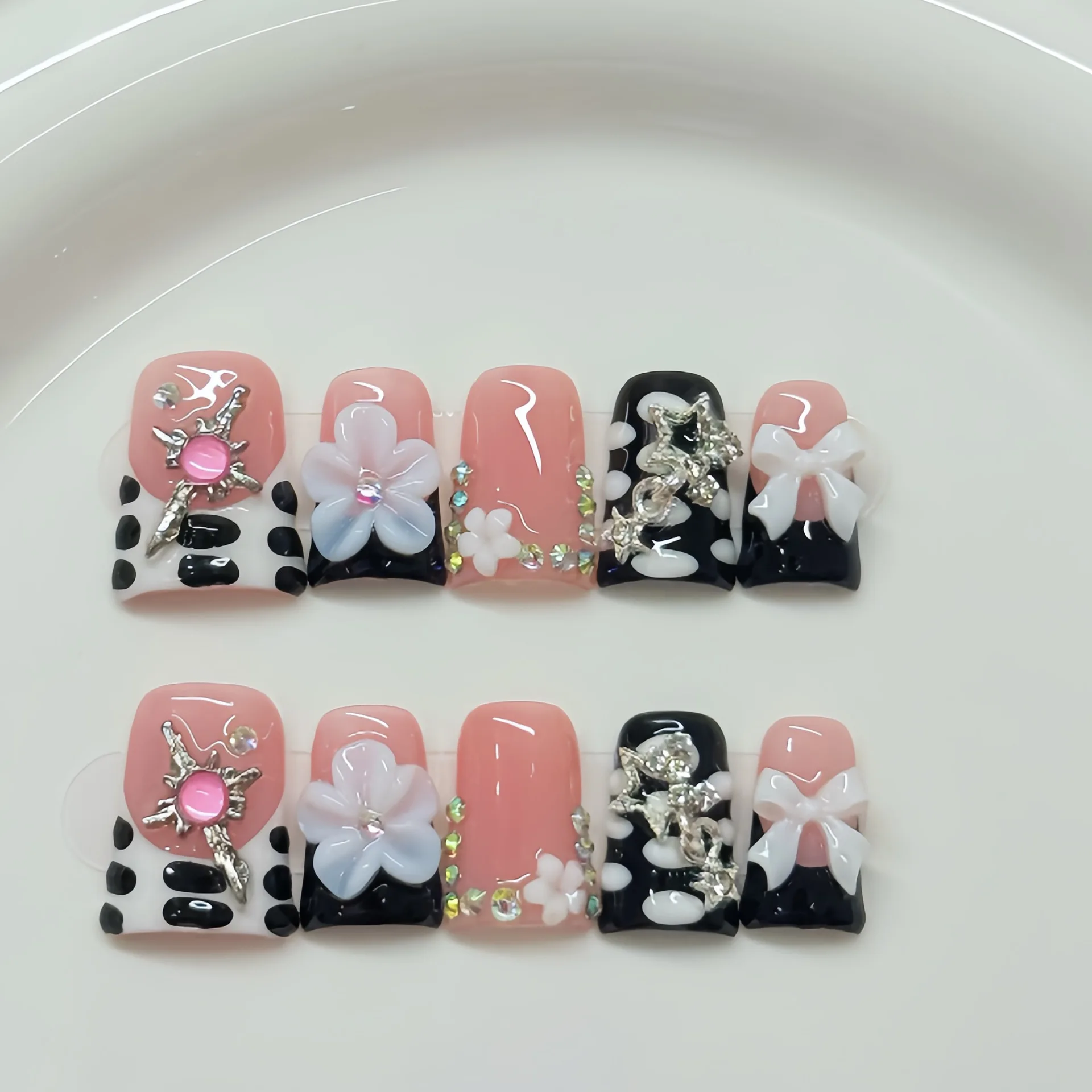 10 Stück hochwertige, süße und coole Kunstnägel im handbemalten Zebra-Muster, mit Blumen, Schleifen und Sternen aus Strasssteinen, handgefertigt. – Detail 7