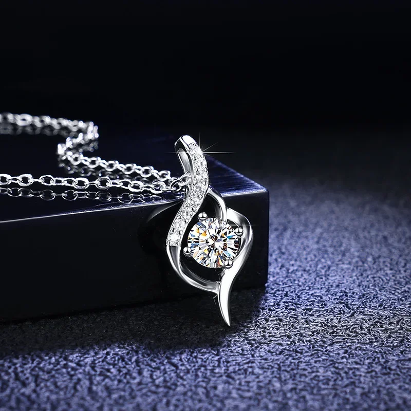 18K gold inlaid diamond pendant, 0.5 carat moissanite necklace pendant, PT950 platinum women's classic collarbone chain