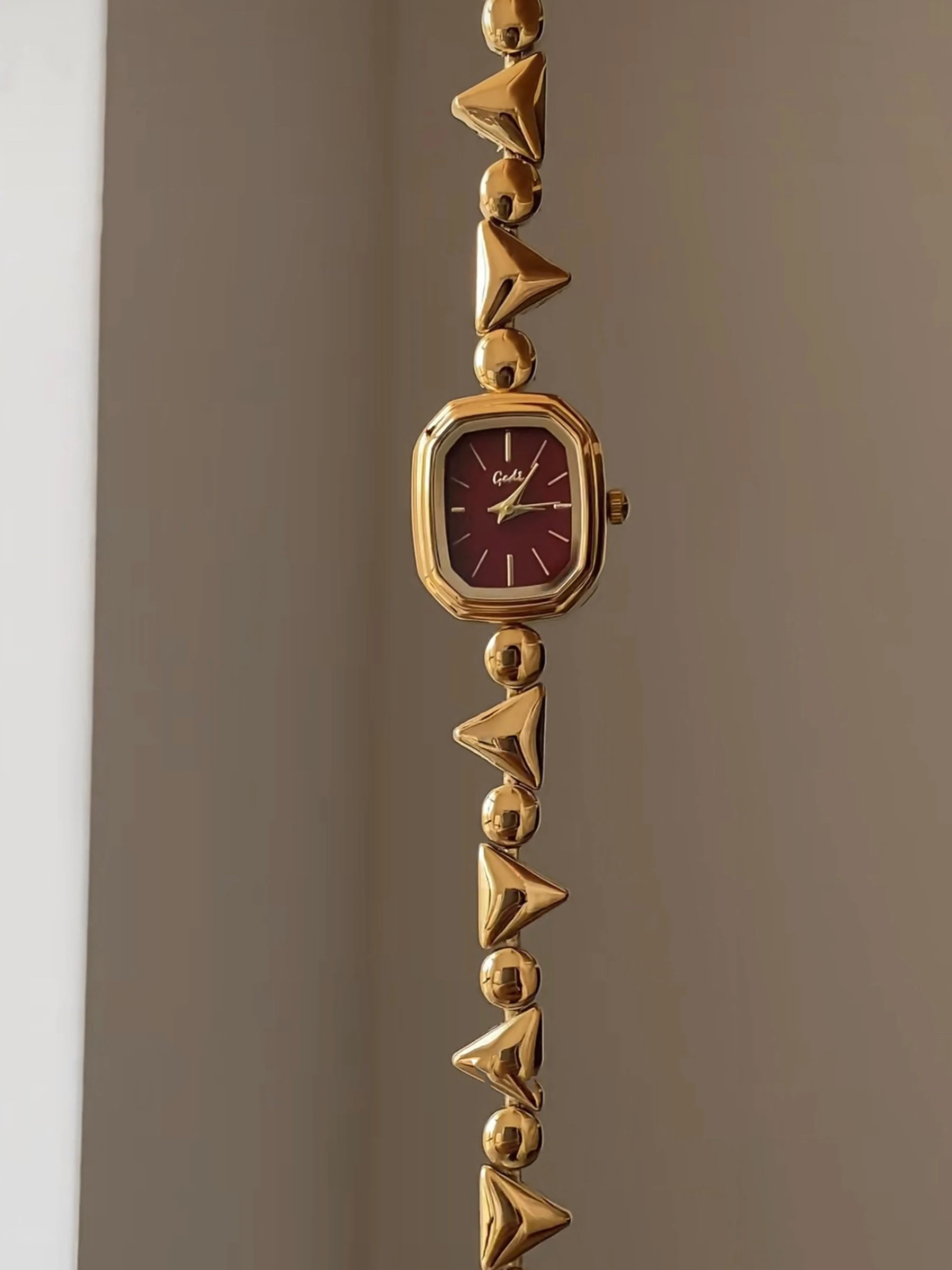 

NEW Vintage-Style Fashion Watch for Women Creative, Exquisite Square-Link Strap Quartz Bracelet Authentic Ladies' Watch Gift