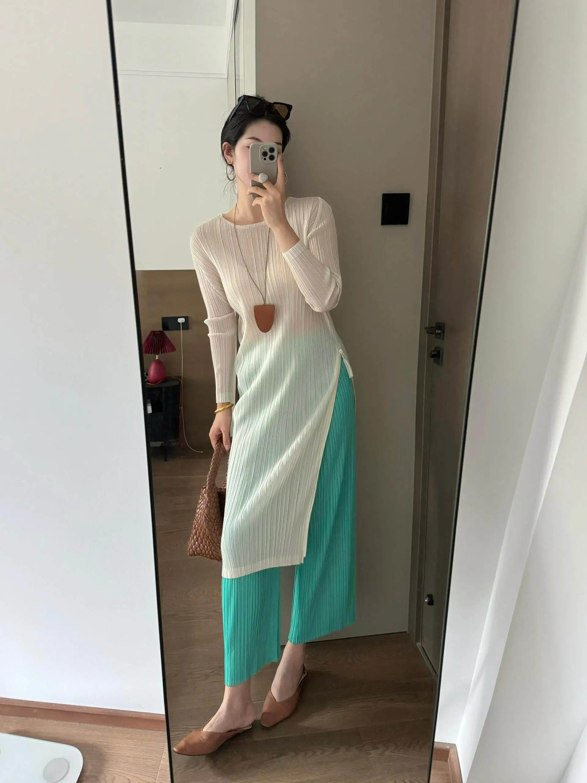 

Fold Gradient Pleated Knit Long Top Side Slit Slim Texture Soft Fabric Elegant Casual Daily Wear 2025 Trendy Chic Ensemble