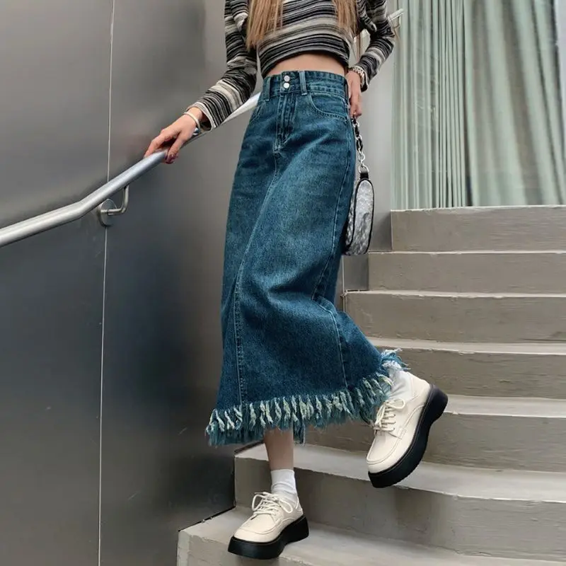 

Джинсовая юбка с высокой талией и разрезом для женщин, подходит для повседневной носки, 2025, средней длины, с эффектом похудения, облегающая, с бахромой.