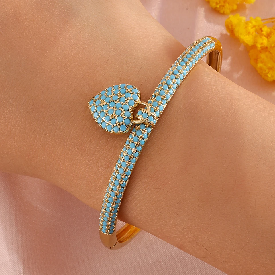 ZAKOL Boho-Armreif mit türkisfarbenem Herzanhänger für Damen, goldfarben, glänzender Zirkonia, Vintage, für den täglichen Gebrauch, Partys, Schmuck, Geschenk, modisches Accessoire. – Detail 10