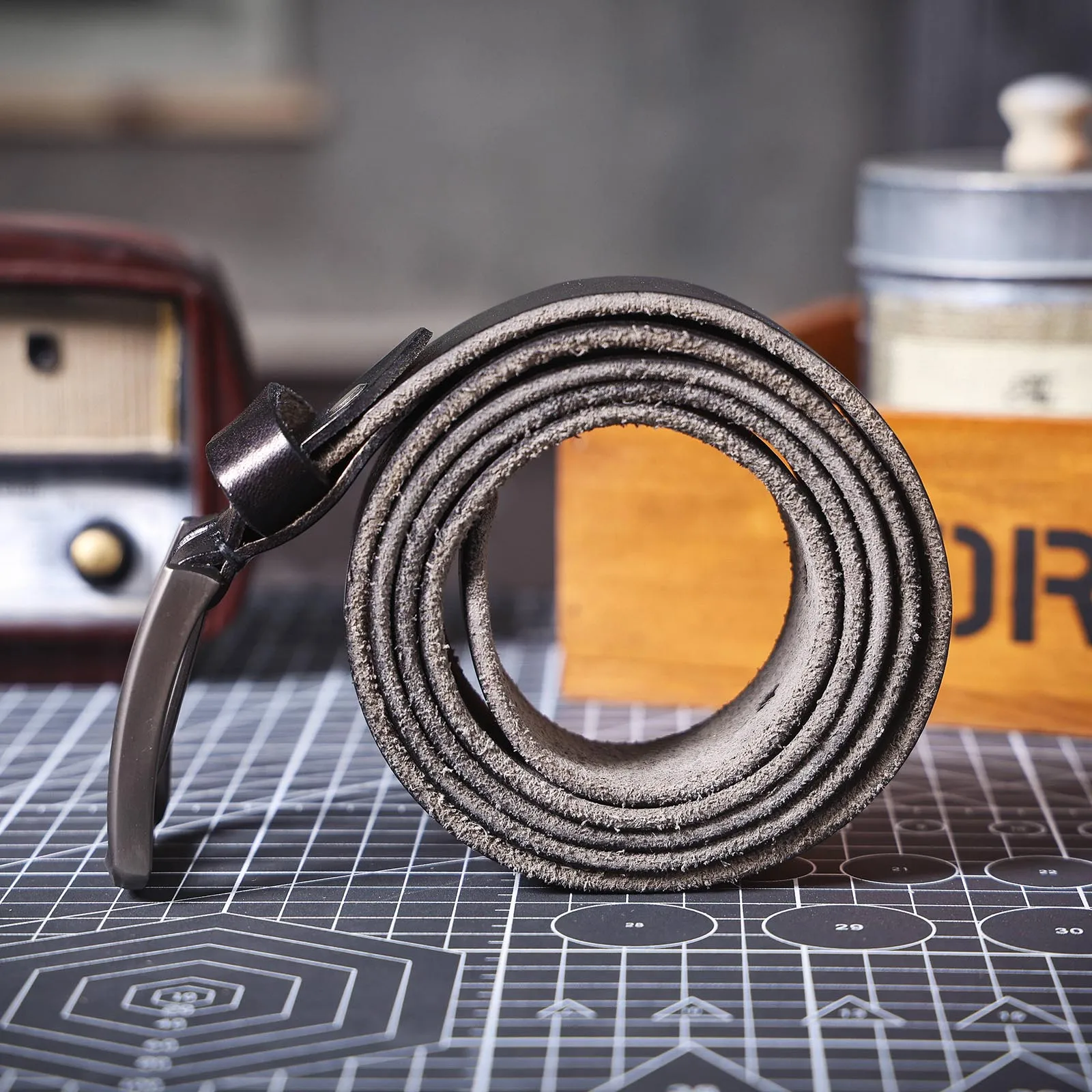 S.WORKER Klassischer Herrengürtel aus echtem Leder mit Dornschließe aus Legierung, Oberschicht aus Rindsleder, Retro-Freizeitgürtel für Jeans mit Geschenkbox – Detail 20