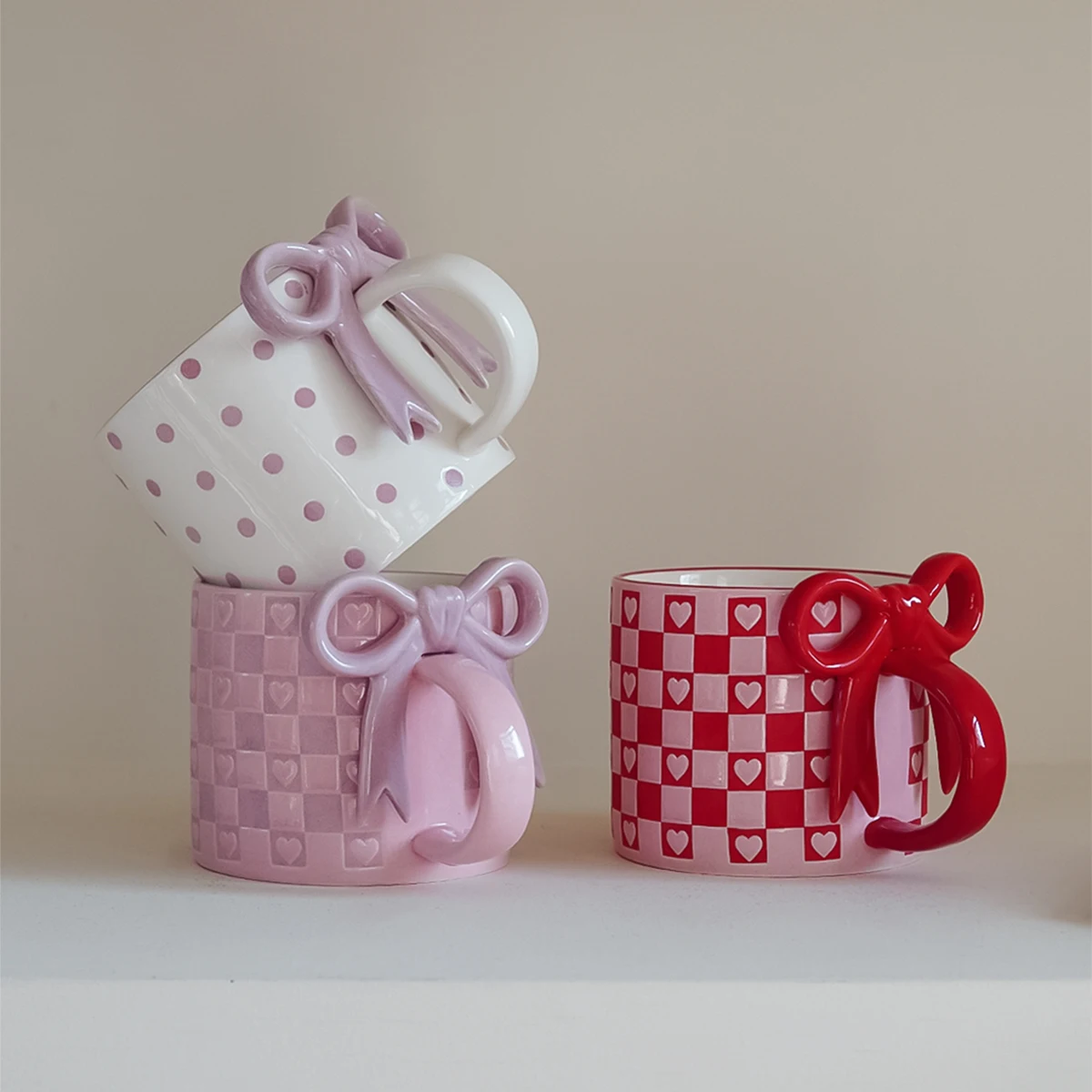 1Pc Ceramic Mug with Bowknot Handle and Heart Design, Creative Bowknot Handle Design with Checkerboard Pattern, Suitable for Home Decoration, Daily Household Use, Breakfast Milk, Afternoon Tea Coffee, Latte Art Cup for Coffee Shops, Exquisite Gift