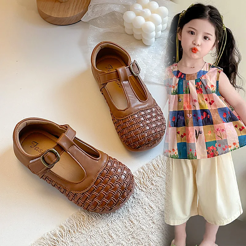 

Детские туфли-сандалии для девочек с Т-образным ремешком на липучке, модные, летние, новинка 2026 года, повседневные, на плоской подошве, с мягкой нескользящей подошвой