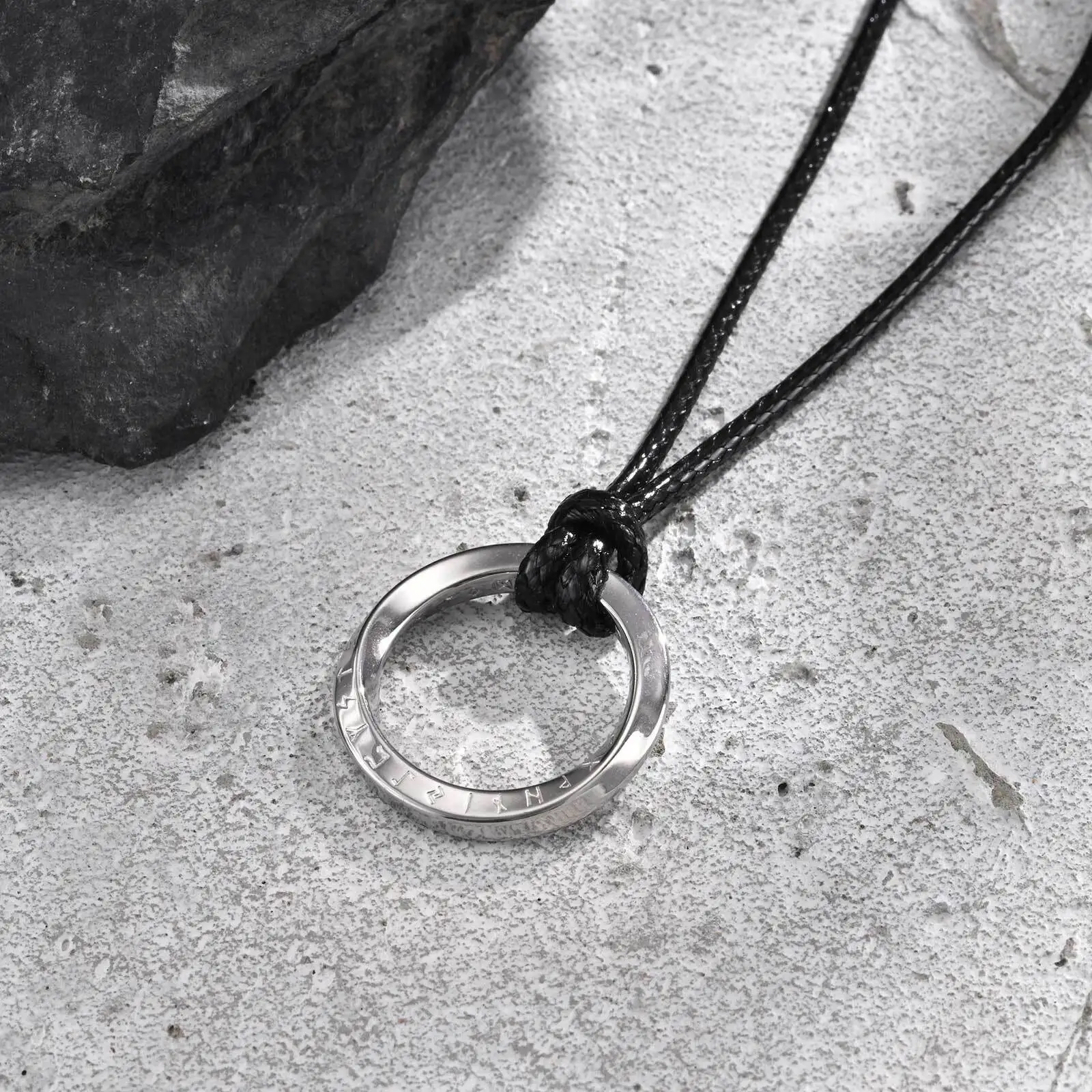 Viking Runde Mobius-Halskette für Männer, Edelstahl-Anhänger mit schwarzem Wachsseil, klassisches Schmuckgeschenk für Ehemann, Vater, Sohn – Detail 4
