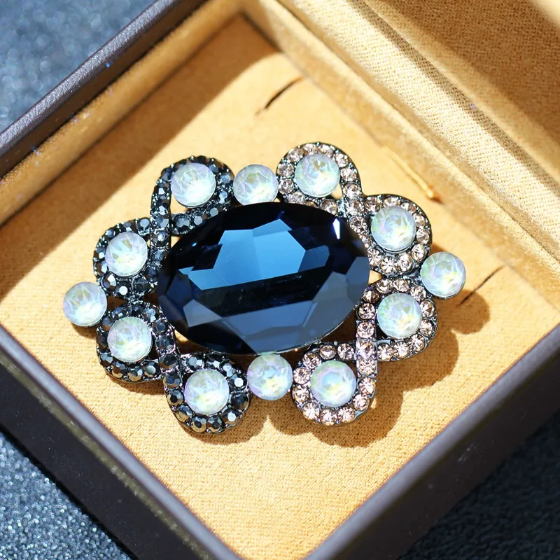 

Europe and the United States niche tricolor geometric flower brooch Austria artificial crystal brooch atmosphere luxury pin.