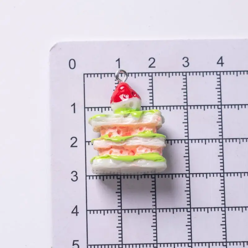 3D-Erdbeerkuchen-Harzanhänger 2 Stück, leuchtende Farben, Lebensmittel-Anhänger für DIY-Ohrringe, Halsketten, Schmuckherstellung, handgemachtes Kunsthandwerk – Detail 4
