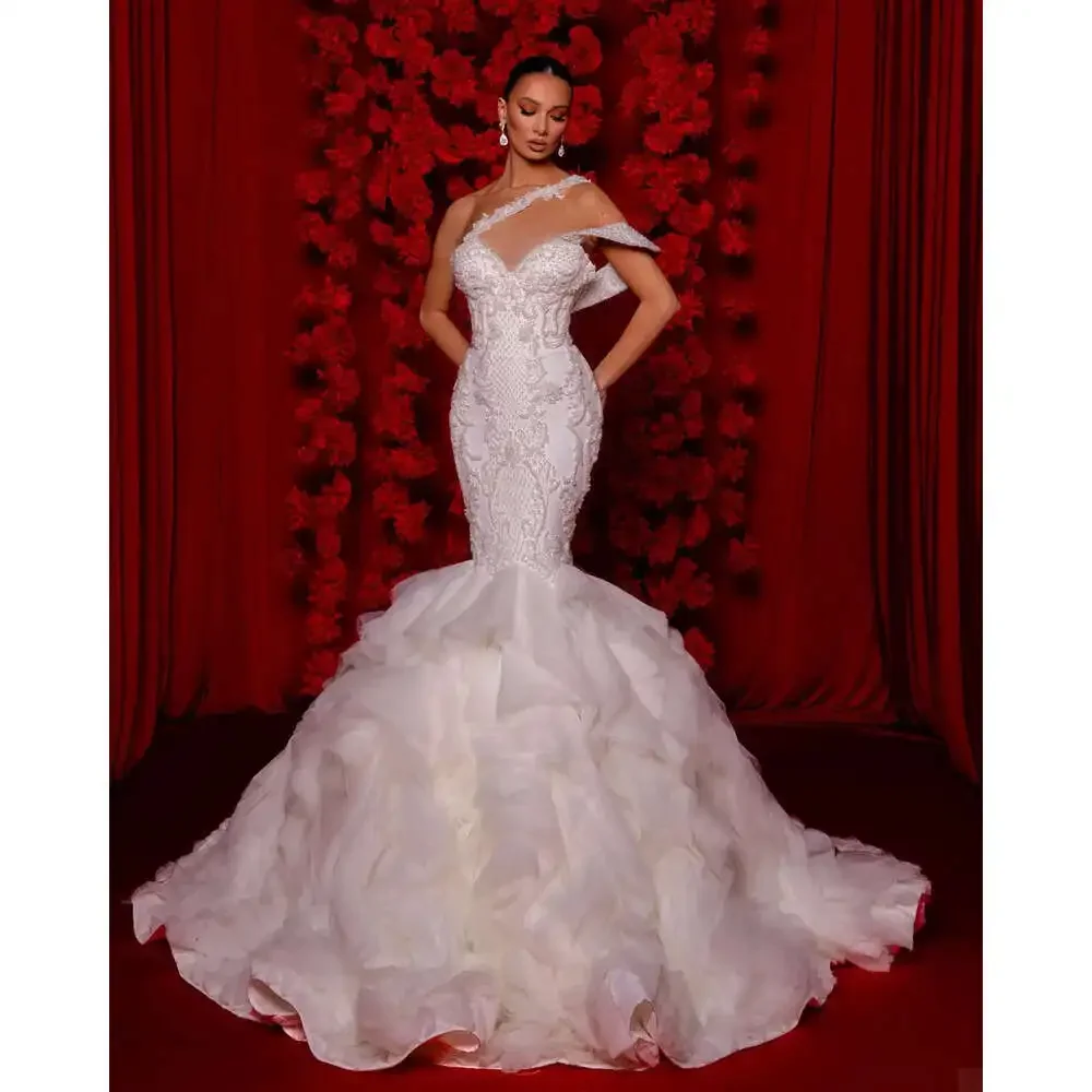 カスタムメイドの片方の肩が開いた光沢のあるビーズとスパンコールをあしらった豪華なブライダルドレス、スイープトレイン、ベスティドス・デ・ノビア、オーガンザティアードウェディングガウン