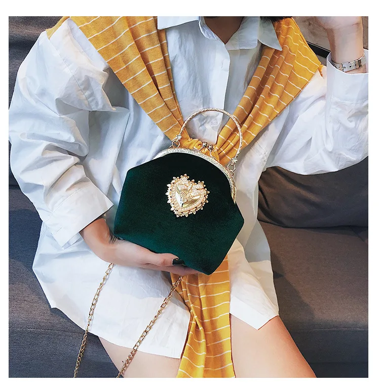 2024 Female Velvet Pearl Handbag Vintage Velour Heart Design Evening Bag Wedding Party Bride Clutch Velour Badge Bag Purse Q3