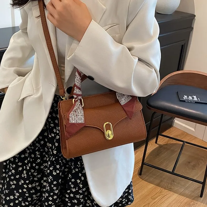 Trendy Vintage Inspired Satchel For Women Luxury Designer Leather Large Capacity Elegant Diaper Bag For Commuter Solid Color