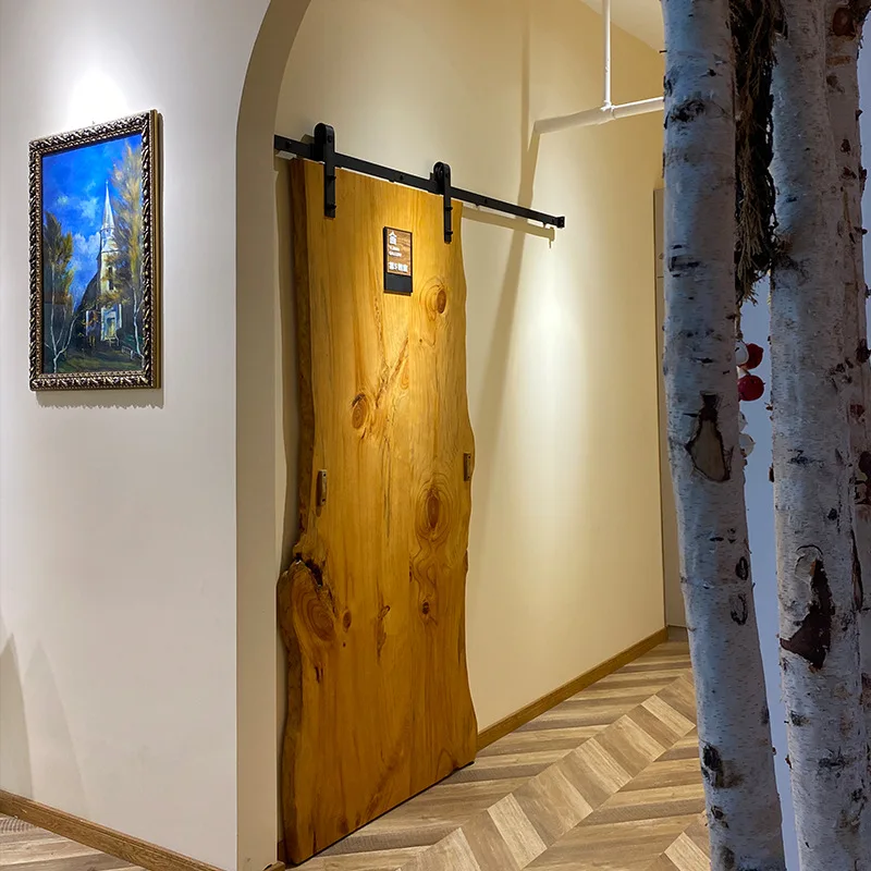 

Дверь сарая из массива дерева. Необычная раздвижная натуральная боковая шкаф. Большая раздвижная пластина. Раздвижная из натурального бревна.