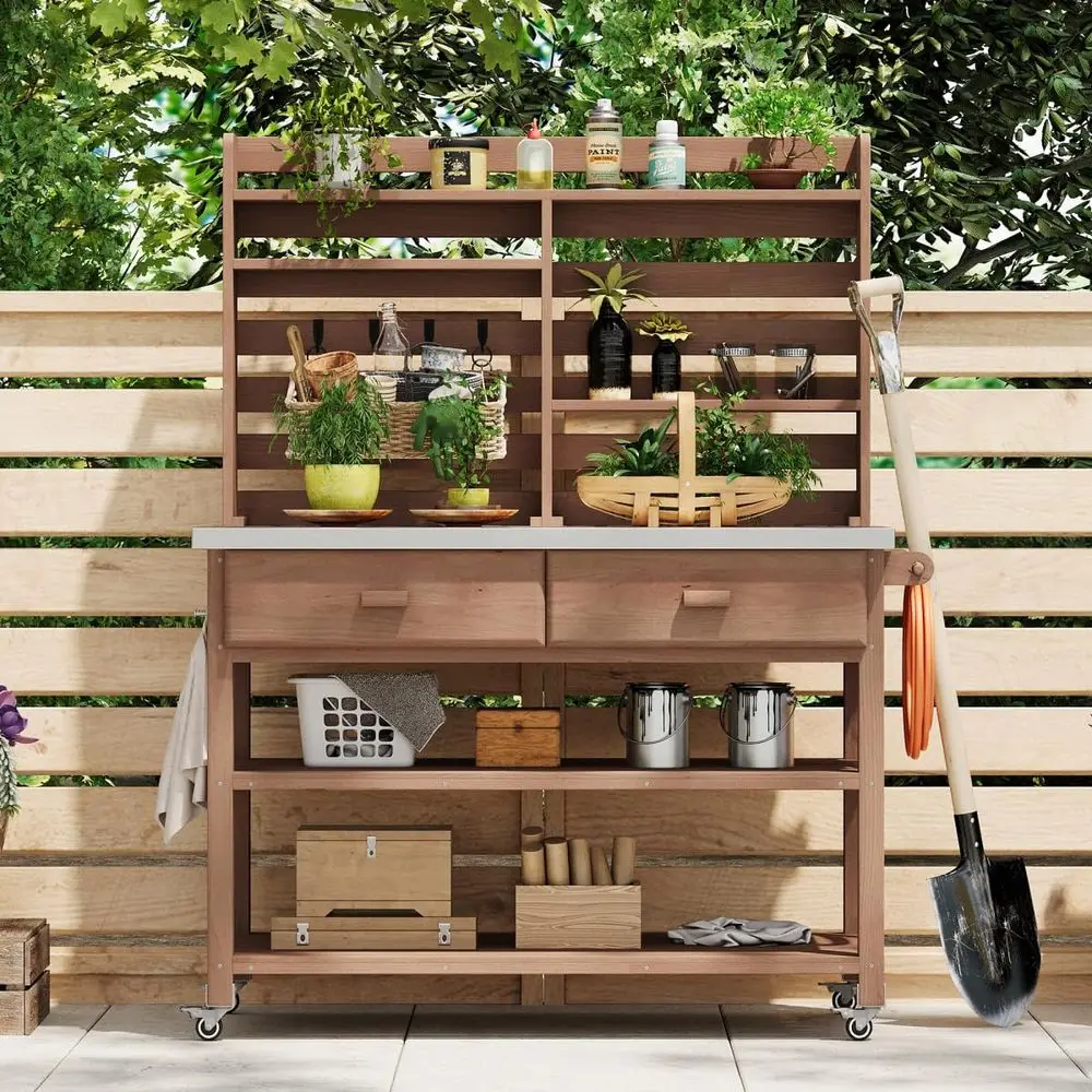 

Прочный деревянный кухонный остров на открытом воздухе со столешницей из нержавеющей стали, запираемыми колесами, хранилищем и вешалкой для полотенец - коричневый