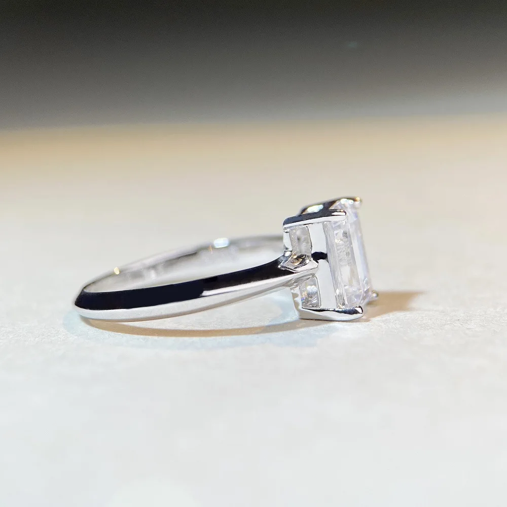 A D-color sapphire ringmade of PT950 platinum, featuring a simple four-prong design and set with sapphires in a emeraldcut shape
