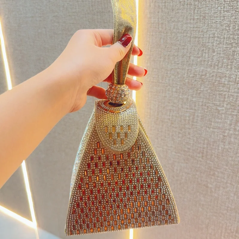 2025 bolsos de noche de lujo triangulares con diamantes brillantes con incrustaciones de diamantes de imitación bolso de mano elegante de alta calidad para fiesta de boda