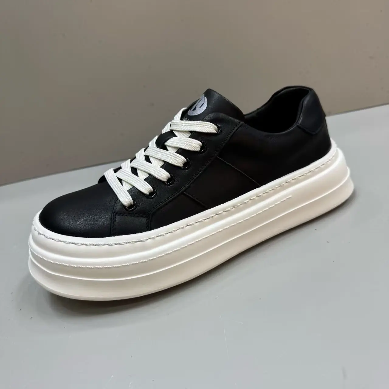 Brand Men Casual Shoes Genuine Leather Solid Flats Low Shoes For Man Sneakers Luxury Designers 2026 New Fashion Skatebaord