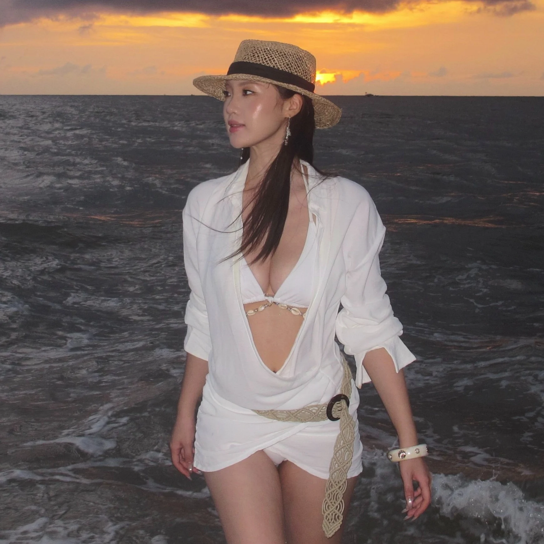 

Новый женский комплект бикини 2026: красивый солнцезащитный купальник для пляжного отдыха, сексуальный однотонный дизайн с треугольными чашечками и вкладышами для груди