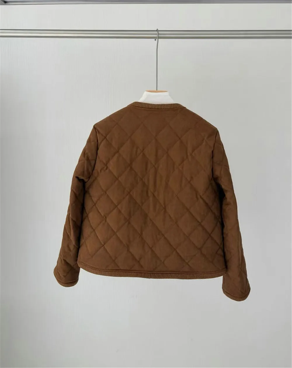 2025 شتاء جديد جولة الرقبة قميص قطني بكم طويل بلون الماس شبكة أسفل سترة الربط بطة أسفل معطف محبوك