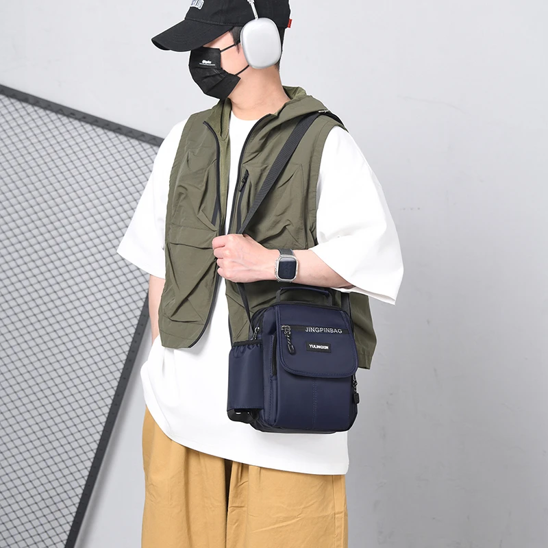 Sportliche quadratische Umhängetasche für Herren – Robuste, weiche Umhängetasche im College-Stil mit multifunktionalen Taschen – Detail 2