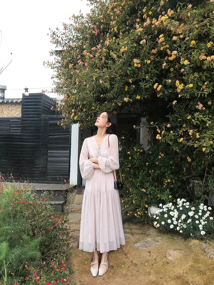 Elegantes französisches Chiffon-Maxikleid in Helllila für Damen, Frühling und Sommer, V-Ausschnitt, Laternenärmel, Taille, fließendes A-Linien-Urlaubs-langes Kleid