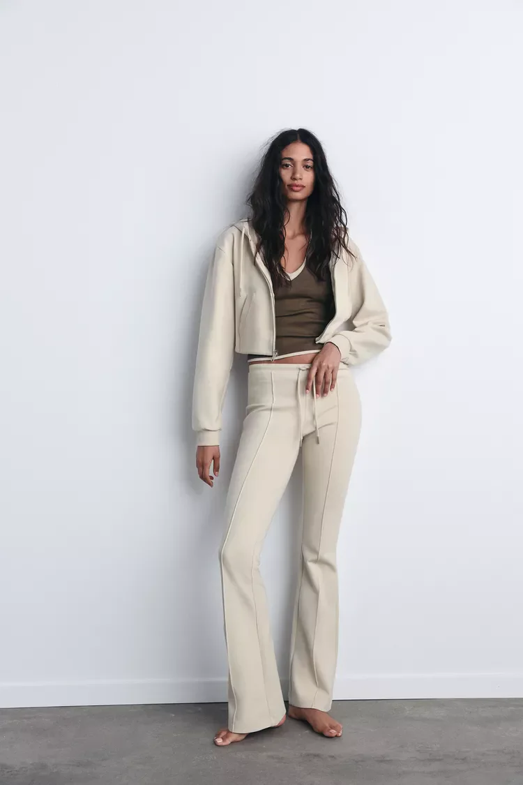 طقم نسائي من قطعتين لربيع 2025: هودي طويل الأكمام مرن وبنطلون واسع الساق بخصر مرتفع مع سحاب للإغلاق