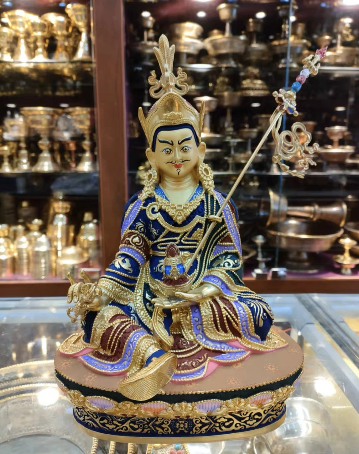 31 سنتيمتر كبير أعلى درجة اللون رسمت النحاس Padmasambhava Guru Rinpoche بوذا تمثال المنزل معبد العبادة حماية فعالة