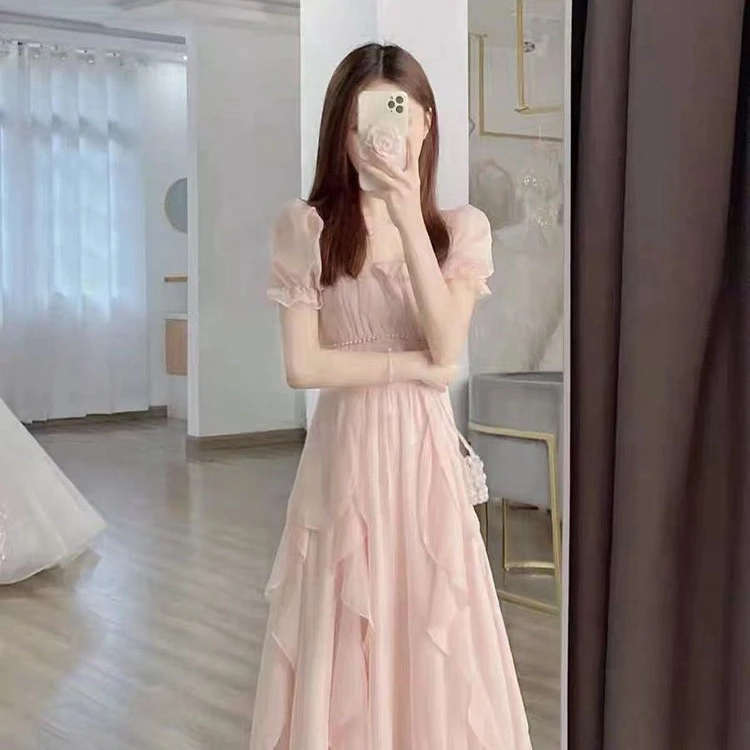 Französisches Damenkleid in Rosa mit eckigem Ausschnitt und Rüschenkante, Sommerkleid mit hoher Taille und schmaler Passform, zartes Feenkleid für den Urlaub – Detail 7